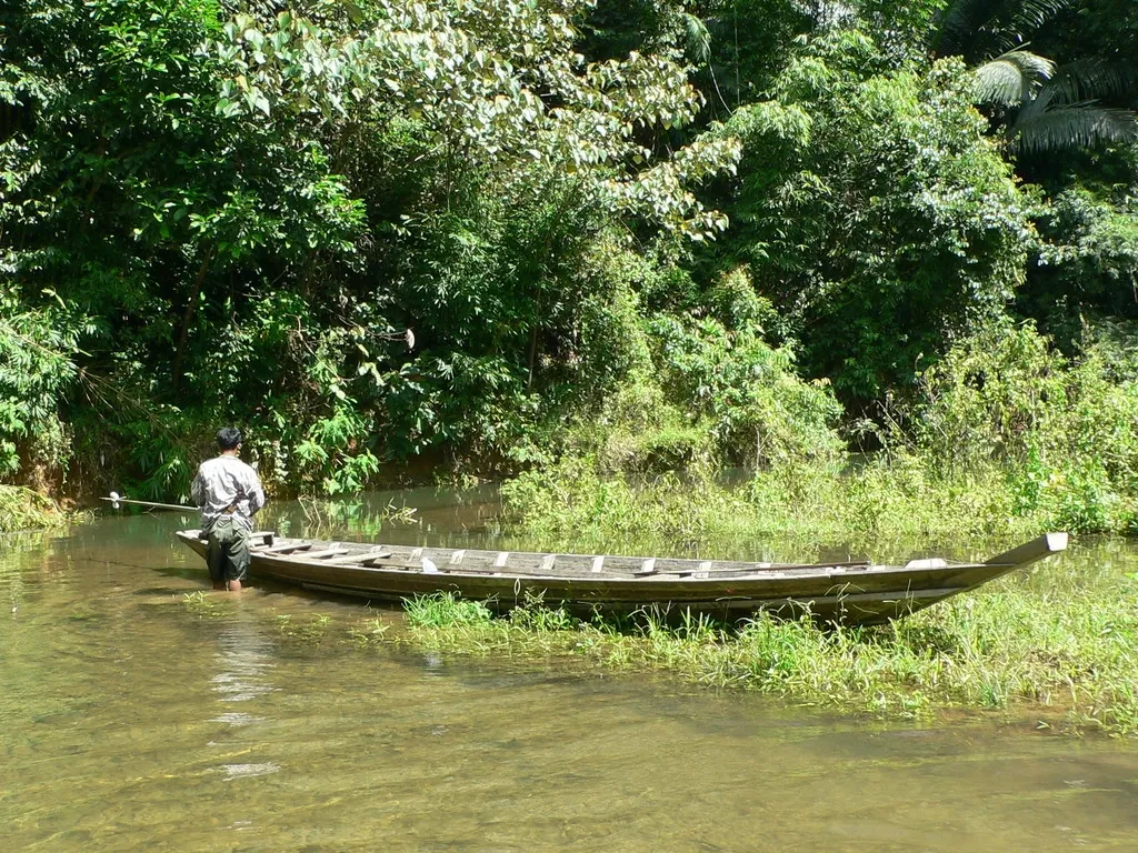 Khao Sok 2005 - přivázat loď a dál pěšky